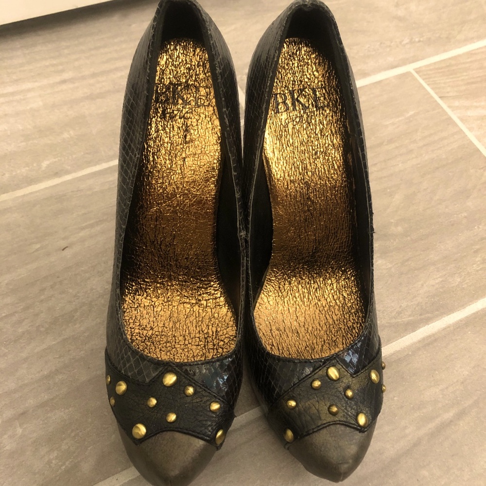 BKE Snakeskin platform pumps